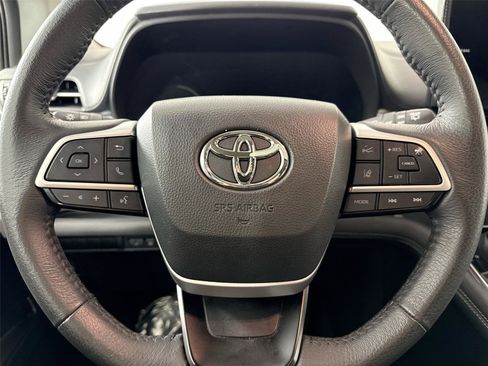 Certified 2025 Toyota Sienna XLE FWD image 17