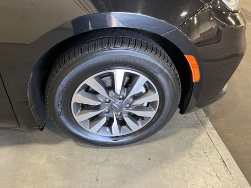Used 2023 Chrysler Pacifica Touring-L FWD image 14