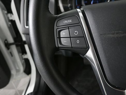 Used 2016 Volvo XC60 T5 Premier w/ Proximity Package FWD image 10