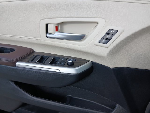 Used 2024 Toyota Sienna Platinum FWD image 17