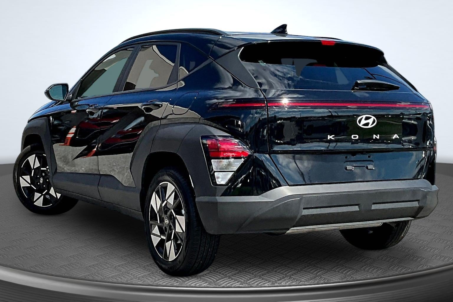 Used 2025 Hyundai Kona SEL FWD image 3