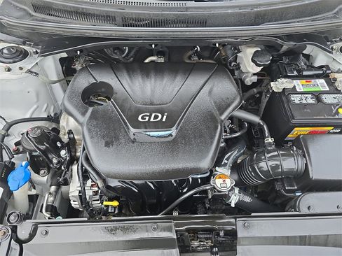 Used 2017 Hyundai Veloster Value Edition image 25