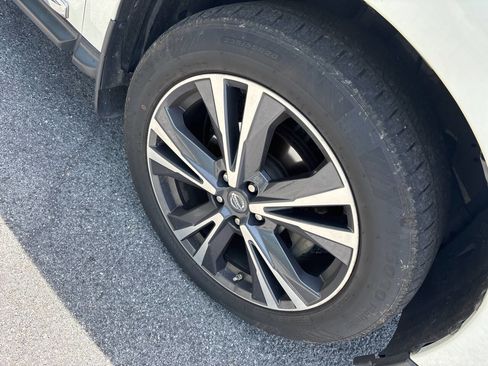 Used 2017 Nissan Pathfinder Platinum AWD/4WD image 6