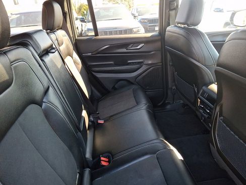 Used 2025 Jeep Grand Cherokee Altitude image 15