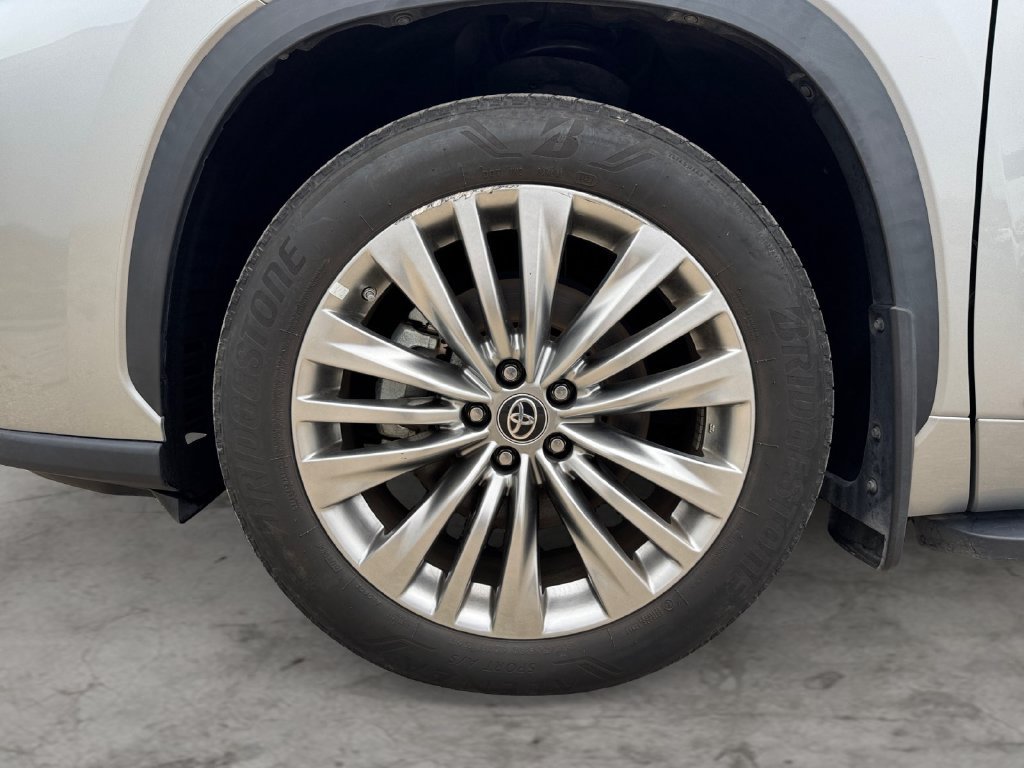 Used 2024 Toyota Highlander Platinum AWD/4WD image 9