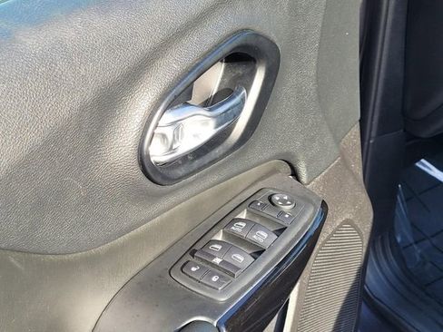 Used 2021 Jeep Cherokee Latitude Plus image 19