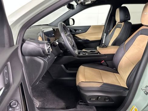 Used 2025 Chevrolet Equinox ACTIV w/ Safety and Technology Package FWD image 11