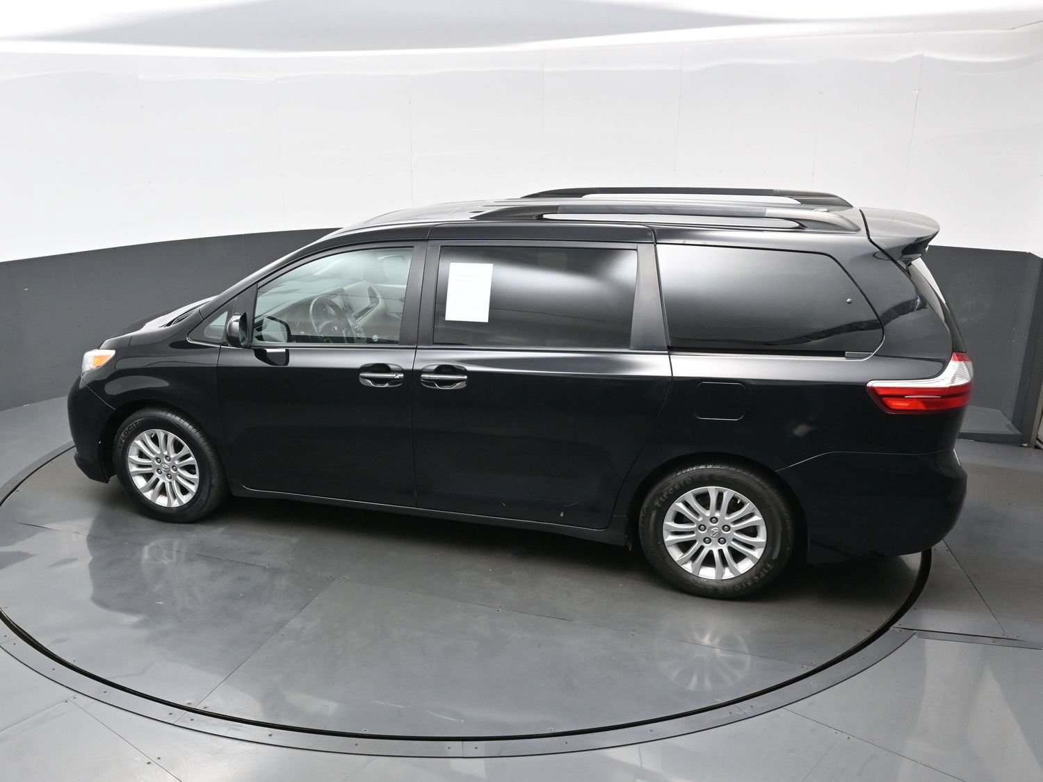 Used 2015 Toyota Sienna XLE w/ XLE Navigation Package FWD image 39