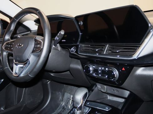 Used 2025 Chevrolet Trax ACTIV w/ Sunroof Package FWD image 63