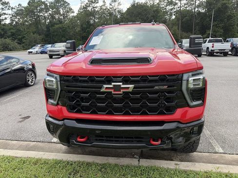 Used 2025 Chevrolet Silverado 2500 ZR2 w/ Technology Package AWD/4WD image 3