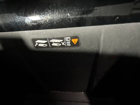 Used 2025 Chevrolet Traverse LT FWD image 28