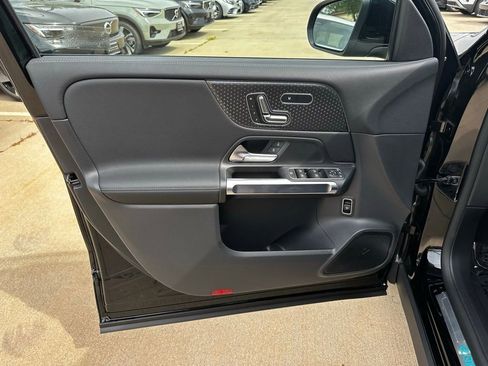 Used 2024 Mercedes-Benz EQB 300 4MATIC image 11