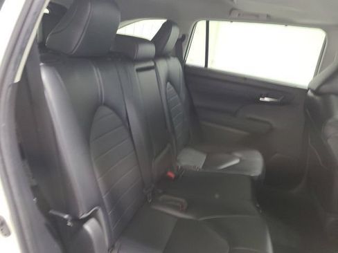 Used 2023 Toyota Highlander XLE AWD/4WD image 19