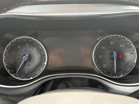 New 2026 Chrysler Pacifica Limited w/ Uconnect Theater Family Group FWD image 19