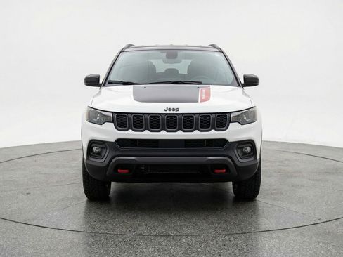 Used 2025 Jeep Compass Trailhawk AWD/4WD image 2