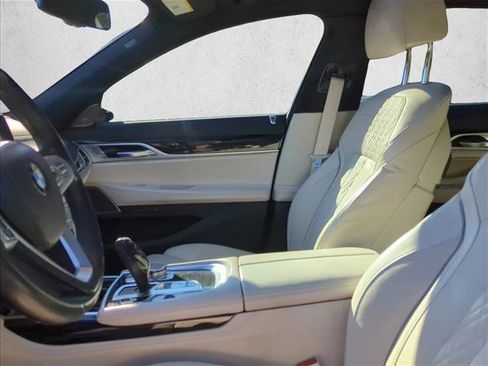Used 2019 BMW 750i w/ M Sport Package image 7