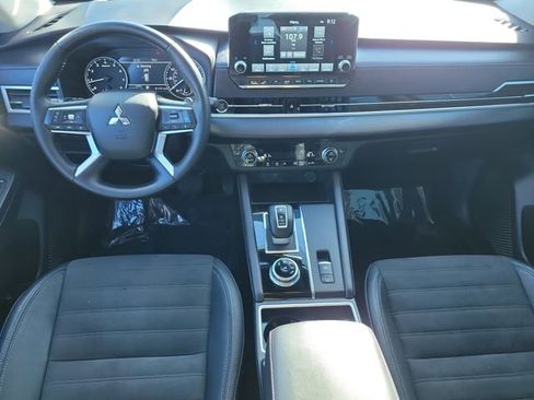 Used 2023 Mitsubishi Outlander SE image 17