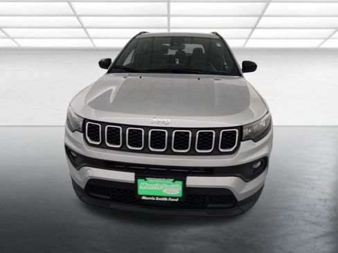 Used 2024 Jeep Compass Latitude AWD/4WD image 2