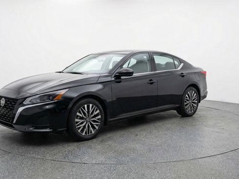 Used 2025 Nissan Altima 2.5 SV image 3