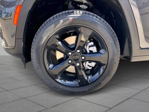 New 2025 Jeep Grand Cherokee L Limited image 11