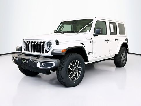 Used 2025 Jeep Wrangler Sahara image 3