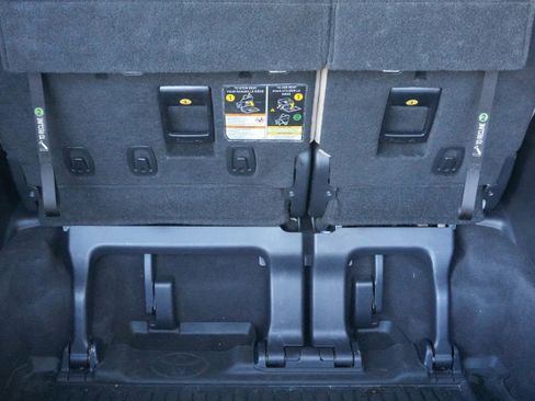 Used 2021 Toyota Sienna Limited image 35