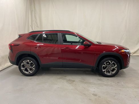 Used 2025 Chevrolet Trax LT FWD image 9