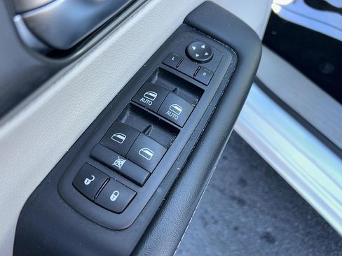 Used 2024 Chrysler Pacifica Touring-L image 12