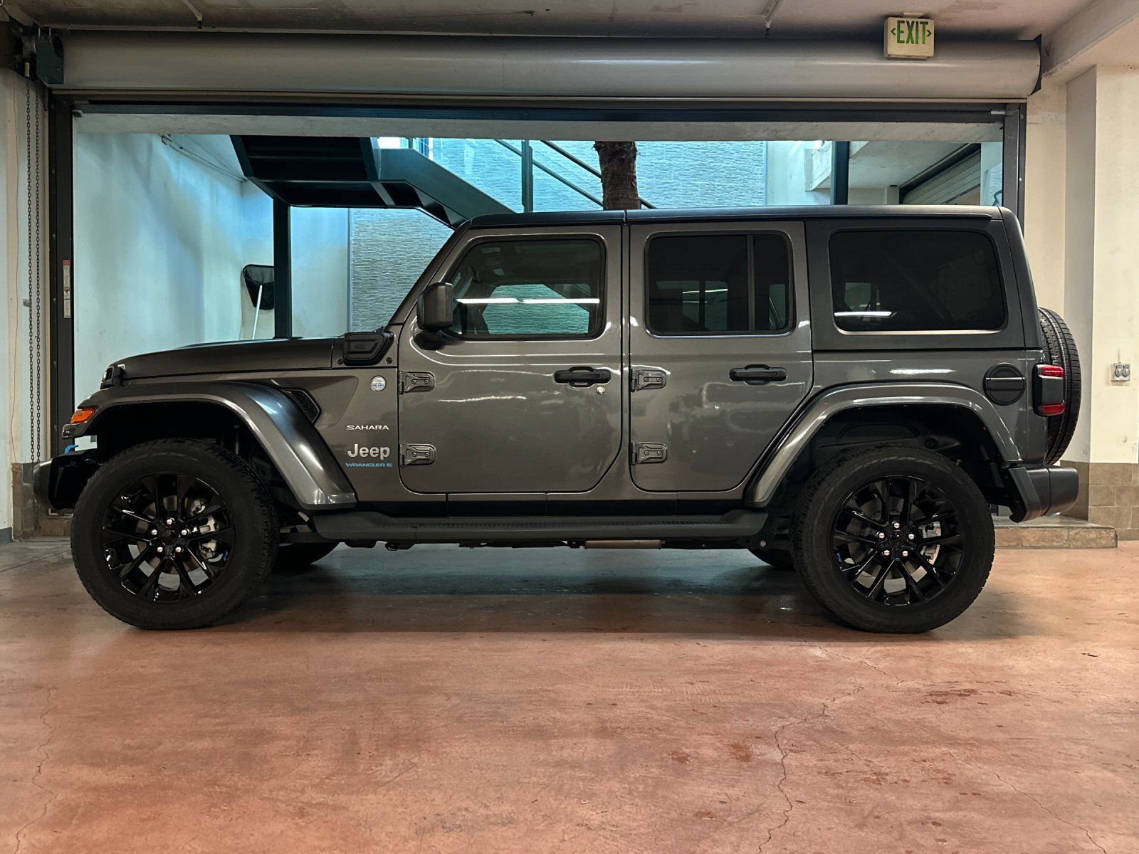 Used 2023 Jeep Wrangler Unlimited Sahara AWD/4WD image 2