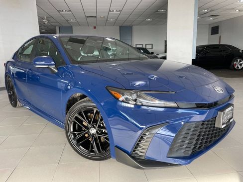 Used 2025 Toyota Camry SE image 1