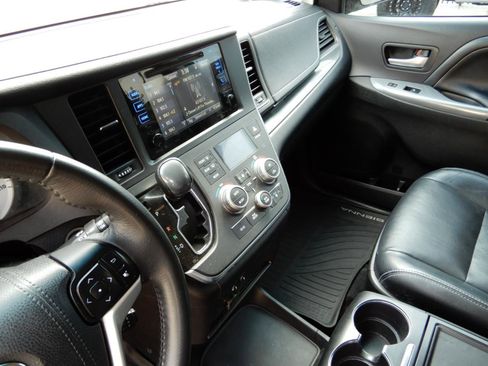 Used 2017 Toyota Sienna SE Premium FWD image 16