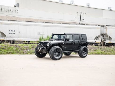 Used 2016 Jeep Wrangler Unlimited Sahara w/ Connectivity Group AWD/4WD image 35