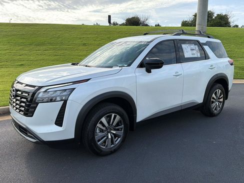 New 2026 Nissan Pathfinder SL FWD image 2
