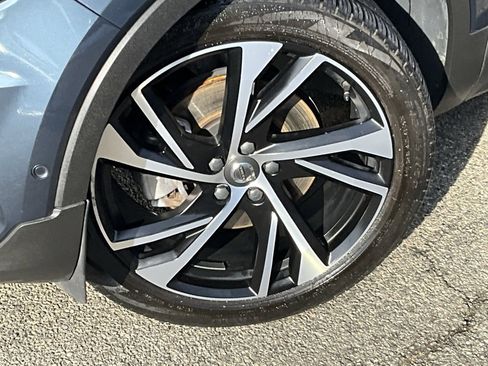 Used 2022 Volvo XC40 T5 R-Design w/ Advanced Package image 2