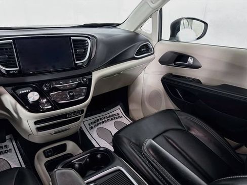 Used 2023 Chrysler Pacifica Touring-L FWD image 22