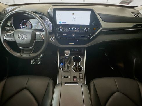 Used 2024 Toyota Highlander XLE FWD image 27
