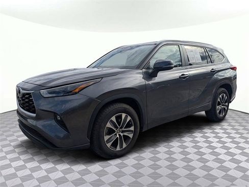 Used 2023 Toyota Highlander XLE image 8