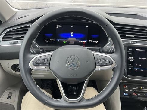 Used 2022 Volkswagen Tiguan SE image 12