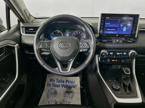 Used 2022 Toyota RAV4 XLE Premium image 21
