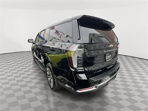 Used 2025 Chevrolet Suburban LT w/ Comfort Package image 4