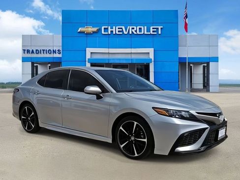 Used 2021 Toyota Camry SE image 2