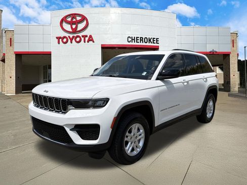 Used 2023 Jeep Grand Cherokee Laredo AWD/4WD image 1