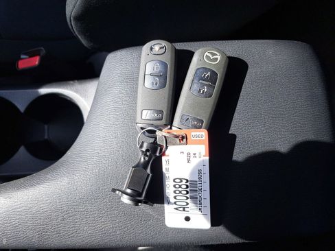 Used 2014 MAZDA MAZDA3 i Sport image 10