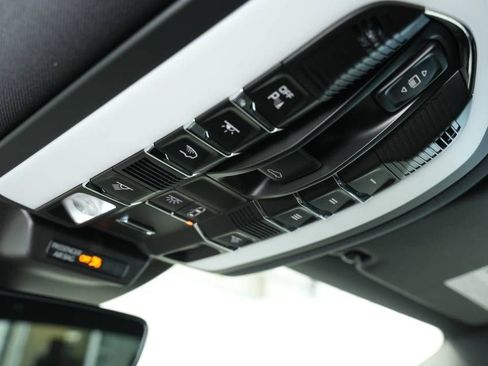 Certified 2025 Porsche Macan AWD/4WD image 36