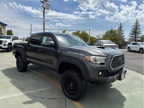 Used 2018 Toyota Tacoma TRD Sport image 5