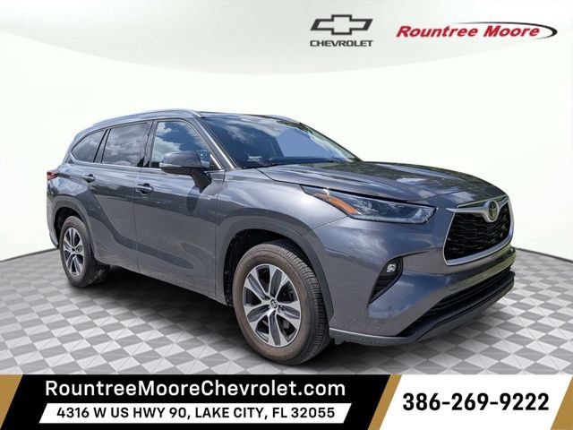Used 2021 Toyota Highlander XLE FWD image 1