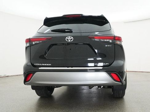 New 2026 Toyota Highlander Platinum AWD/4WD image 3