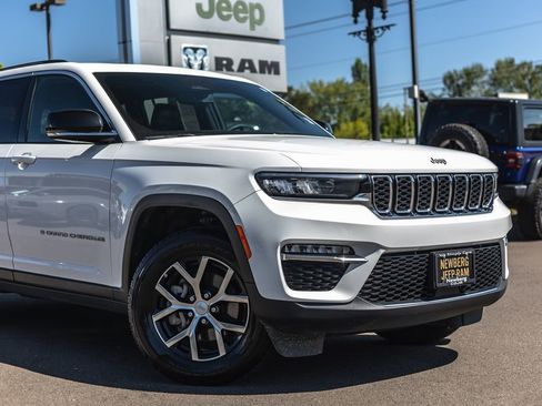 Used 2024 Jeep Grand Cherokee Limited AWD/4WD image 3