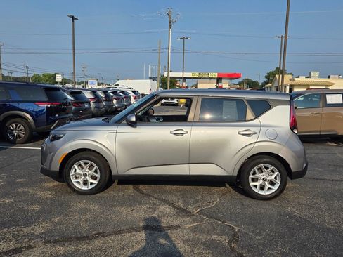 Used 2025 Kia Soul LX w/ LX Technology Package FWD image 4