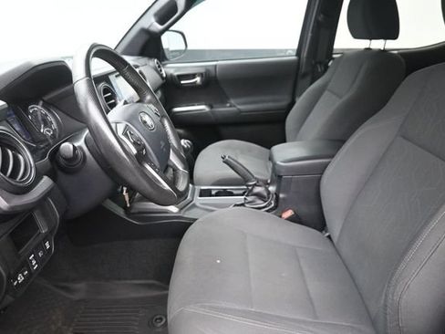 Used 2019 Toyota Tacoma TRD Off-Road AWD/4WD image 17